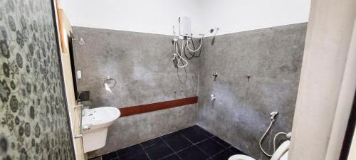 W łazience znajduje się umywalka i toaleta. w obiekcie The Native Weligama w mieście Weligama