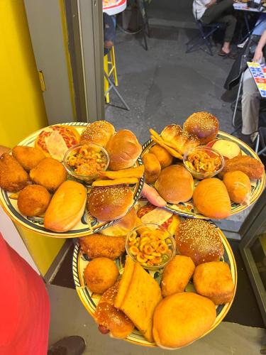 due piatti di cibo su un tavolo con panini e focacce di Villa Silvia by Ville in Palermo a Casteldaccia