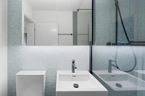 bagno con lavandino, doccia e servizi igienici di STAYY Sky Studio near Limmattal Hospital - contactless check-in a Schlieren