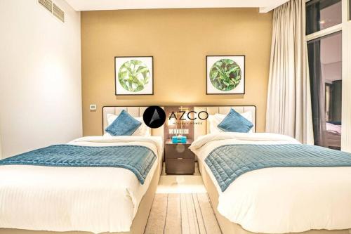 - 2 lits installés l'un à côté de l'autre dans une chambre dans l'établissement Fabulous luxurious 2BR in Damac Maison Prive, à Dubaï