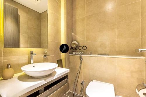 La salle de bains est pourvue d'un lavabo et de toilettes. dans l'établissement Fabulous luxurious 2BR in Damac Maison Prive, à Dubaï
