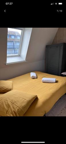 une chambre avec un lit avec deux serviettes dessus dans l'établissement Vue sur Marais et 500 m de la plage, à Villers-sur-Mer