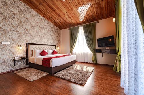 sypialnia z dużym łóżkiem i telewizorem w obiekcie Windermere Hotel w mieście Shillong