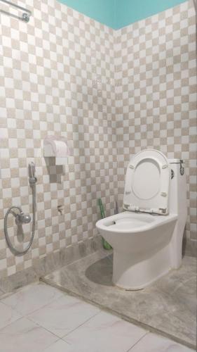 ein Bad mit einem WC und einer Dusche in der Unterkunft Holiday Inn in Kakarvitta