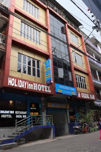 um edifício com um hotel no lado da rua em Holiday Inn em Kakarvitta