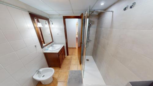 een badkamer met een toilet, een wastafel en een douche bij Holidoo "Roda Village" in Roda