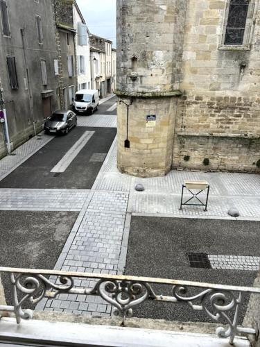 a view of a street with a building at Appartement centre historique Monségur in Monségur