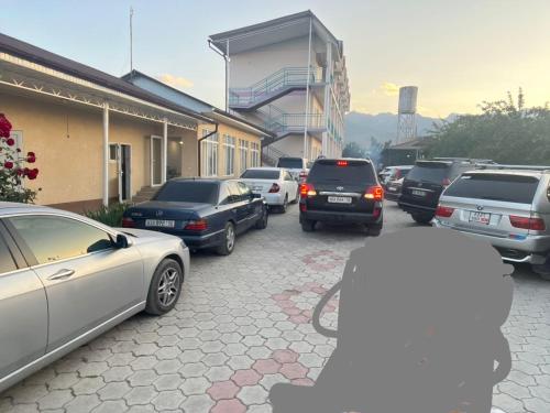 Ein Haufen Autos, die auf einem Parkplatz geparkt sind. in der Unterkunft Азалия in Bosteri