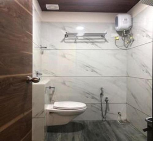 baño con aseo blanco en una habitación en Hotel Payal Mall Road Lake View Nainital - Prime Location - Spacious and Hygiene Room, en Nainital