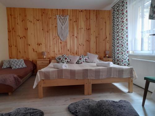 Postel nebo postele na pokoji v ubytování Bodziuchówka