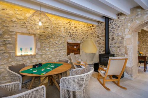 a dining room with a table and chairs at Fincahotel Treurer - Olive Grove & Grand House - Adults Only in Algaida