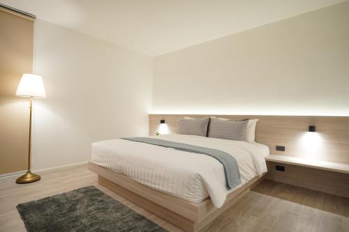 מיטה או מיטות בחדר ב-E11 Hotel