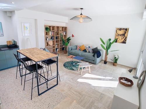 un salon avec une table et un canapé dans l'établissement 1 bedroom Velasquez, 5 mins from Croisette 244 Cannes Riviera, à Cannes