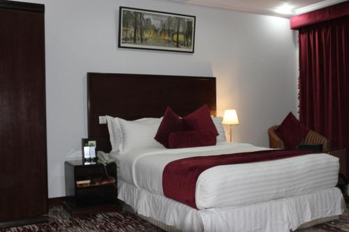 Postel nebo postele na pokoji v ubytování Carawan Al Khaleej Hotel Olaya