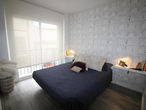 um quarto com uma cama grande e uma janela em Apartamento Llançà, 3 dormitorios, 6 personas - ES-228-76 em Llançà