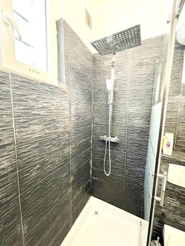 une salle de bain avec douche et toilettes dans l'établissement Bercy Arena 2, à Paris