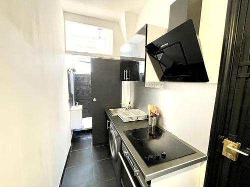 Il comprend une petite cuisine équipée d'une cuisinière et d'un évier. dans l'établissement Bercy Arena 2, à Paris