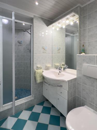 une salle de bain avec un lavabo, une douche et des toilettes dans l'établissement Villa Le Bon Temps, à Mandelieu-la-Napoule