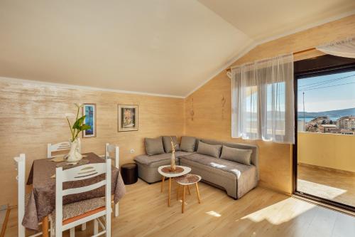 ein Wohnzimmer mit einem Sofa und einem Tisch in der Unterkunft Apartments Kosta in Tivat
