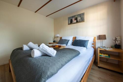 En eller flere senge i et værelse på 19, Close to Efteling & Safaripark Beekse Bergen+ PKG!