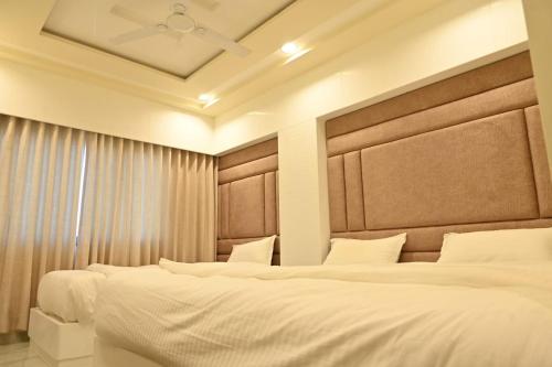 Кровать или кровати в номере HOTEL NAMAN INN