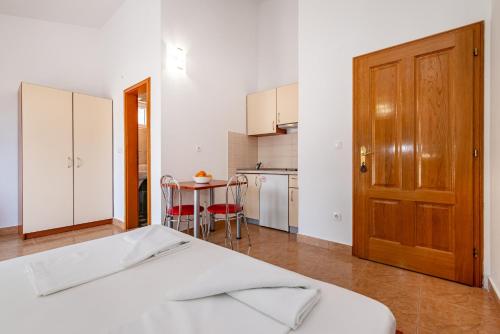 Dapur atau dapur kecil di Apartments Prkačin 2