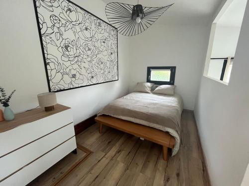 - une petite chambre avec un lit et une commode dans l'établissement Studio au cœur des Alberes, à Laroque-des-Albères