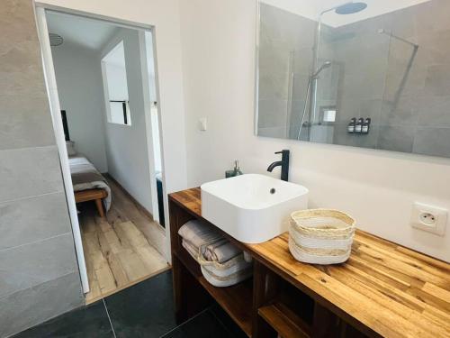 une salle de bain avec un lavabo blanc et un miroir dans l'établissement Studio au cœur des Alberes, à Laroque-des-Albères