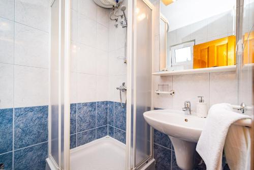 Bilik mandi di Apartments Prkačin 2