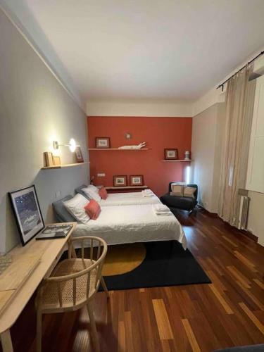 een slaapkamer met een bed en een bureau. bij Città studi - Apartment in Milaan