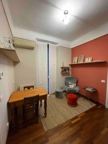 een woonkamer met een tafel en een stoel bij Città studi - Apartment in Milaan