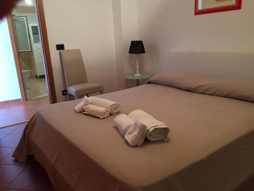 La casa di Marta في مارينيلا دي سيلينونتي: منشفتان على سرير في غرفة النوم