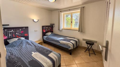1 Schlafzimmer mit 2 Betten und einem Fenster in der Unterkunft Villa Le Bon Temps in Mandelieu-la-Napoule