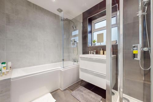 A bathroom at Brand New 3BDR with Garden&Free Parking in Hendon