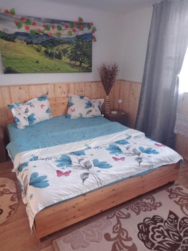 - une chambre avec un lit doté d'un cadre en bois dans l'établissement CABANA NICU&DORi, à Sibiu