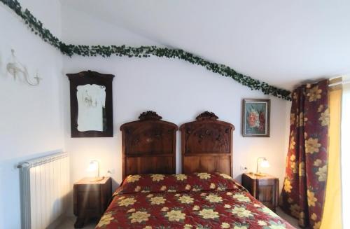 Mansarda di Masha في Villongo SantʼAlessandro: غرفة نوم بها سرير ومصباحين على الطاولات