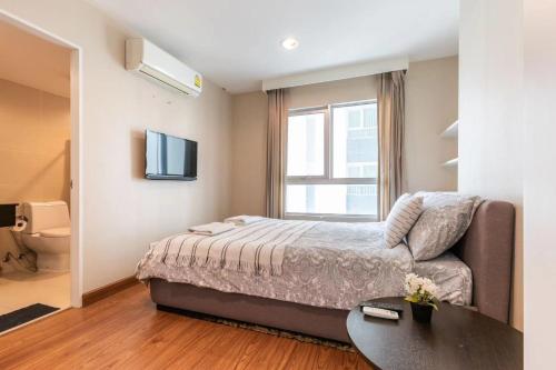 Televisyen dan/atau pusat hiburan di MRT rame9 Jodd Fairs night market, walk for a few minutes, two bedrooms and two bathrooms