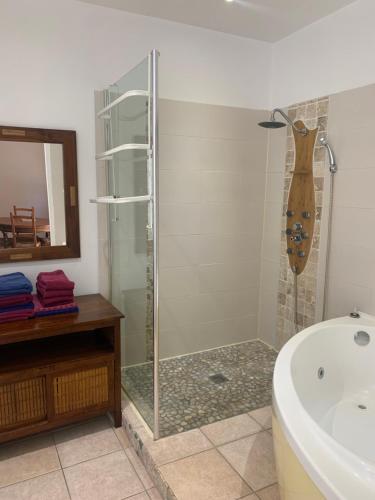 y baño con ducha, bañera y lavamanos. en Mas du Roc, en Saint-Nazaire
