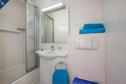 黑靈斯多夫的住宿－Villa Seeland 179 Villa Seeland App 1，一间带水槽、淋浴和镜子的浴室