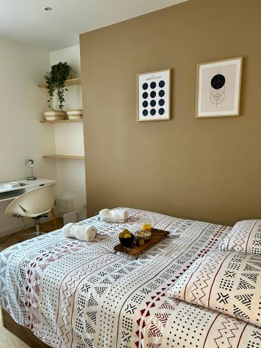 - une chambre avec un lit et un plateau de nourriture dans l'établissement Appartement COSY proche commerces et Naval Group, à Cherbourg en Cotentin