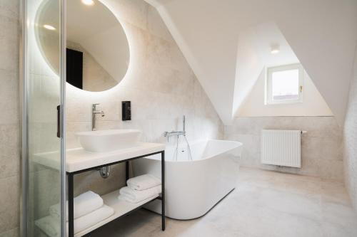 プラハにあるNOBILIS RESIDENCEのバスルーム(洗面台、鏡付)