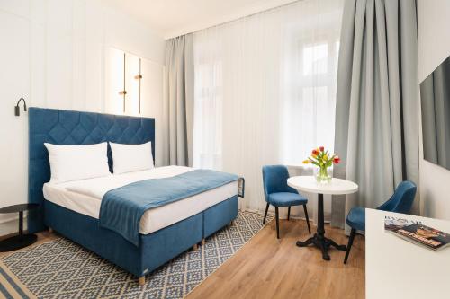 um quarto de hotel com uma cama e uma mesa em NOBILIS RESIDENCE em Praga