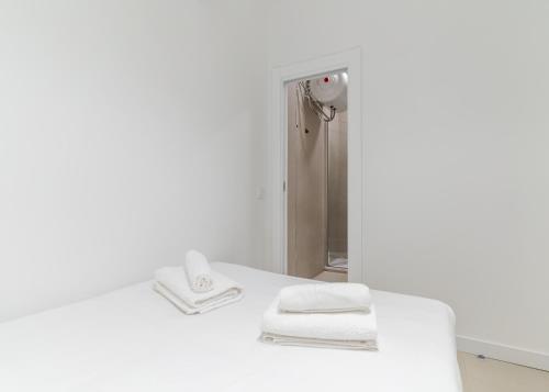 La salle de bains blanche est pourvue d'un lavabo et d'un miroir. dans l'établissement Modern and cozy-1Bedroom 1Bathroom-Azca, à Madrid