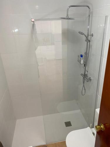 bagno con doccia e servizi igienici. di Modern and airy holiday home a Torrevieja