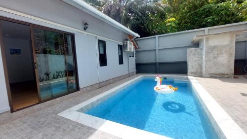 een zwembad met noedels in een huis bij Aonang Peace Pool Villa in Ban Khlong Haeng