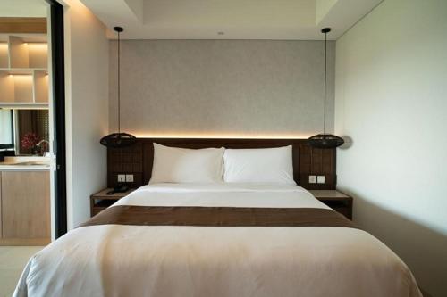 Voodi või voodid majutusasutuse Lavaya Resort Nusa Dua Bali toas