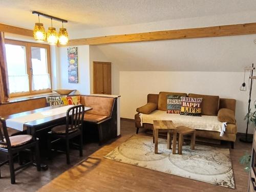 ein Wohnzimmer mit einem Sofa und einem Tisch in der Unterkunft Gästehaus Alpenblick in Innsbruck