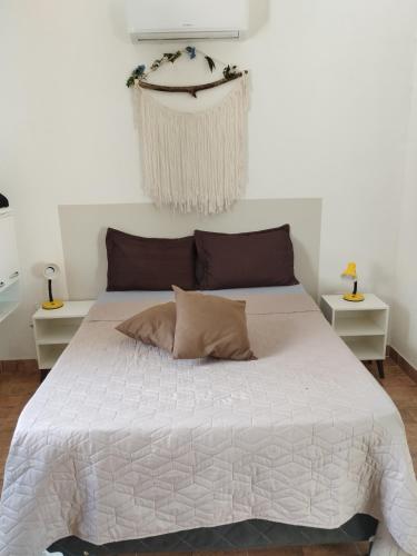 1 dormitorio con 1 cama blanca grande y 2 mesas en Xareu-Balanço das Ondas! en Cabo de Santo Agostinho