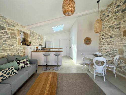 un salon avec un canapé et une table dans l'établissement Appartement cosy avec terrasse, à Saint-Gervasy