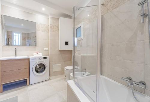 uma casa de banho com uma máquina de lavar roupa e uma máquina de lavar roupa. em Amazing Sea View T2- Near Monaco em Beausoleil